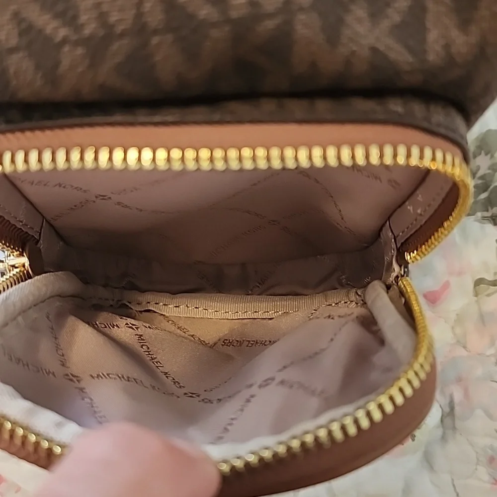 MICHAEL KORS LARGE BACK PACK.